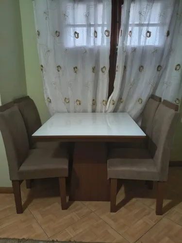 Mesa de Jantar com 4 cadeiras