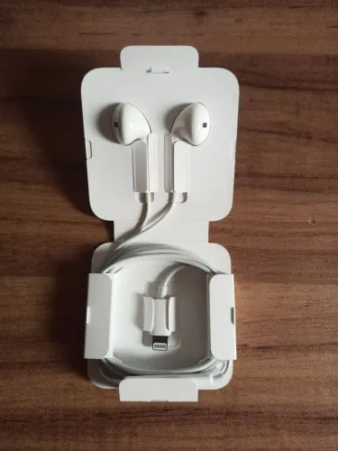 Apple EarPods com conector Lightning