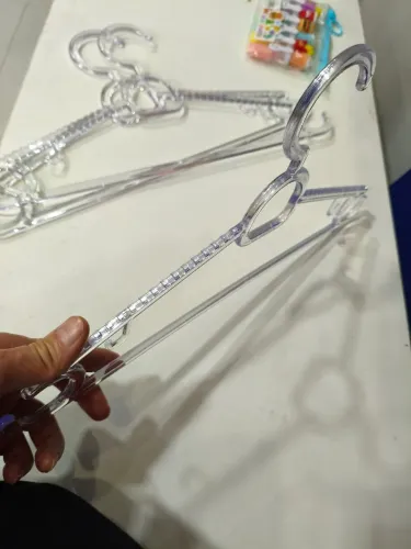 Cabides de plástico novo