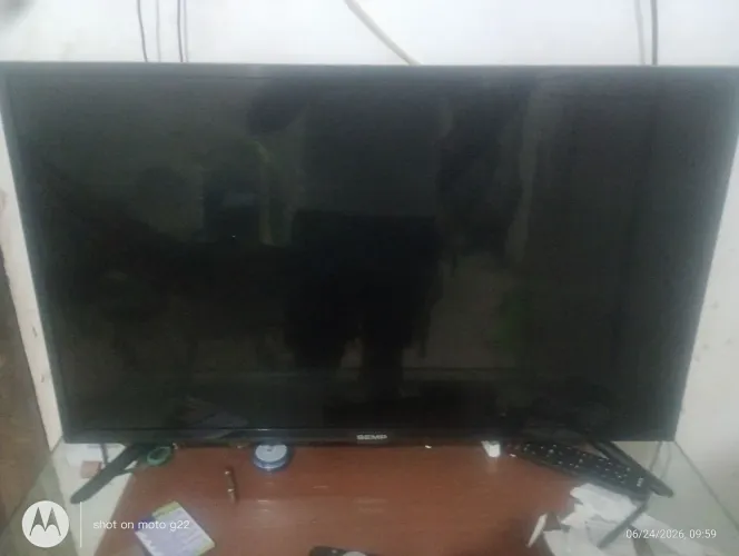 TV TCL com defeito na tela mas estar ligando e aparece bem pouco a imagem