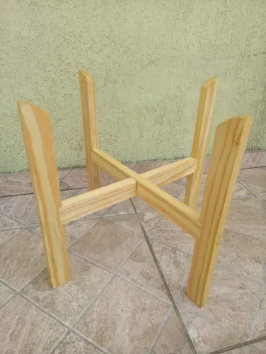 Suporte em Madeira Pinus Envernizado com Verniz Marítimo para Vaso de Planta