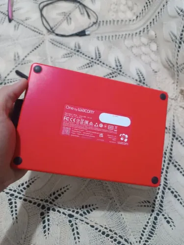 Mesa Digitalizadora One By Wacom CTL472, Pequena, Cor Preto e Vermelho