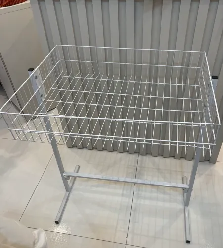 CESTO EXPOSITOR DE ROUPAS BRANCO