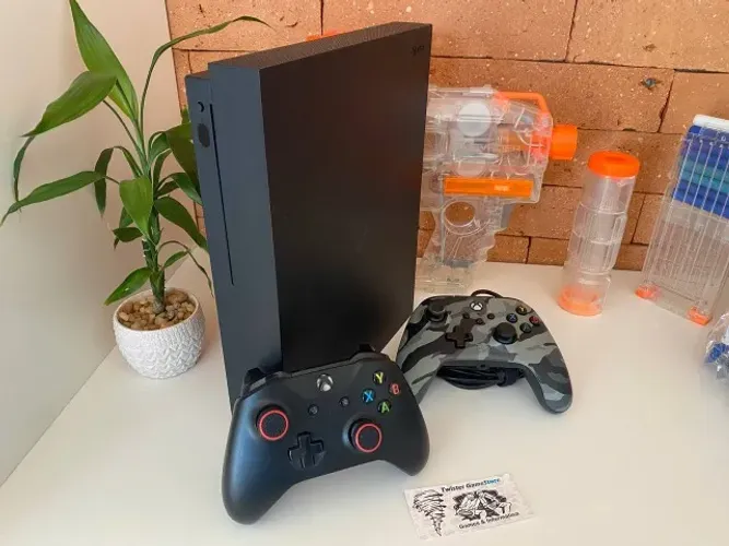 Xbox One X 1TB + 2 Controles - Jogue em 4K - Semi Novo - com Garantia!! Somos Loja!!