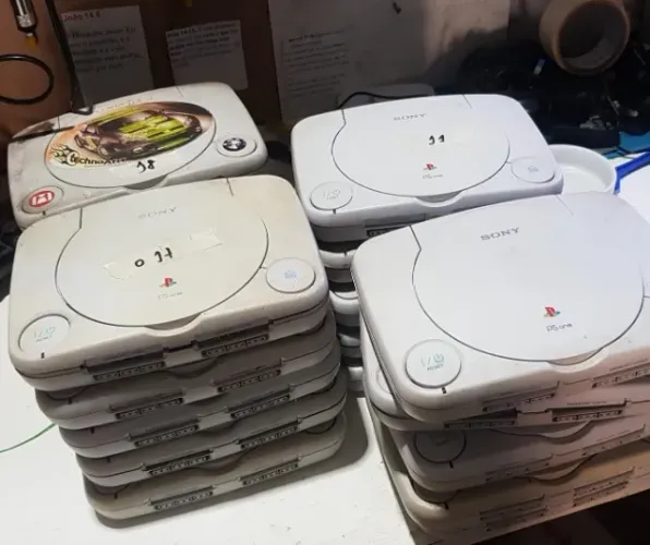 SONY PS ONE-ALGUNS CONSOLES LIGAM/IMAGEM OUTROS COM DEFEITO-SEM GARANTIA-VALOR UNITÁRIO