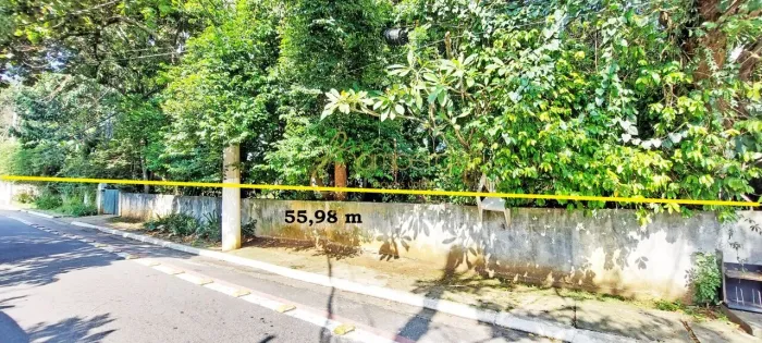Terreno para construir uma bela casa em meio a muito verde ou para condomínio horizontal.