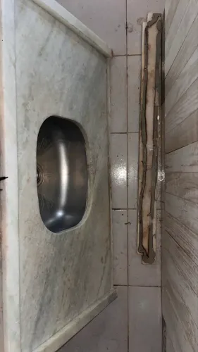 Moderna pia de mármore em boas condições