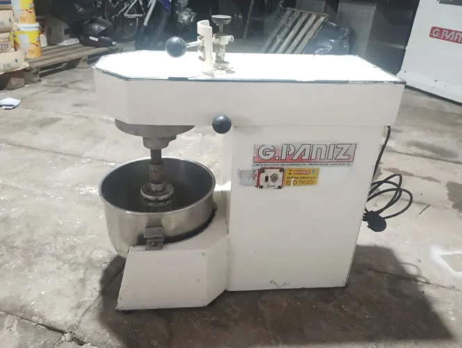 Batedeira Planetária Industrial G.Paniz com Cuba Inox - Funcionando, ótimo Estado ?
