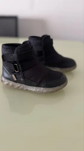Bota tênis infantil semi novo