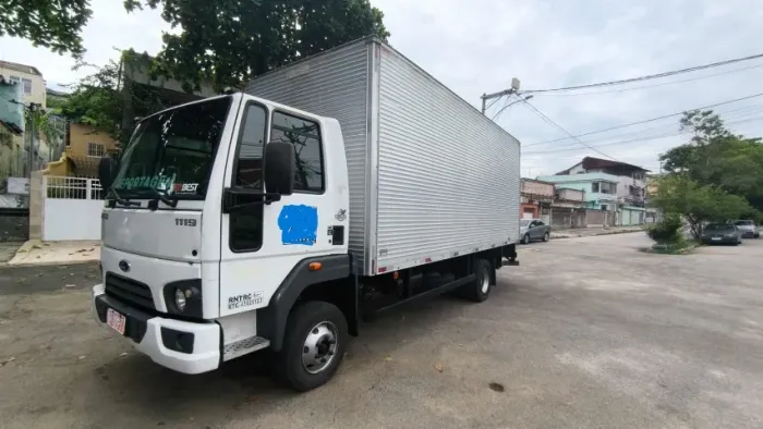Ford Cargo 1119 ano 2014, direção hidráulica, motor cumins, baú com fundo de chapa e rampa