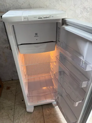 Geladeira Electrolux semi nova
