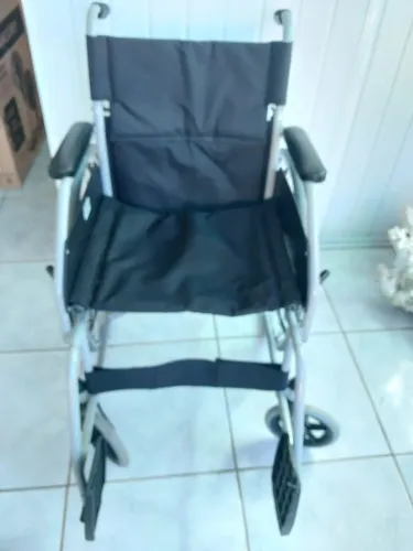 Cadeira de rodas semi nova 