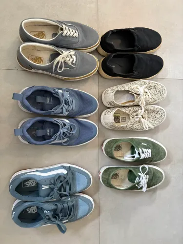 2 pares Vans azuis (na direta na foto) por 200 TAM 39 BR