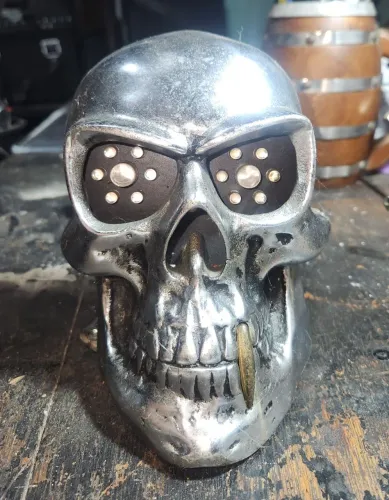 Caveira de metal cromado com leds para motos custom/chopper