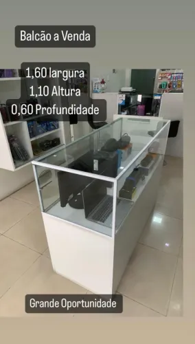 Vitrine toda em vidro com MDF