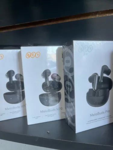 Fones e relógio