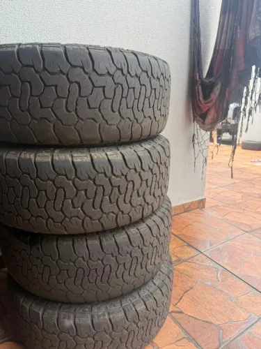 Pneus Xbrii medida 265 65 ARO 17" R$1,200