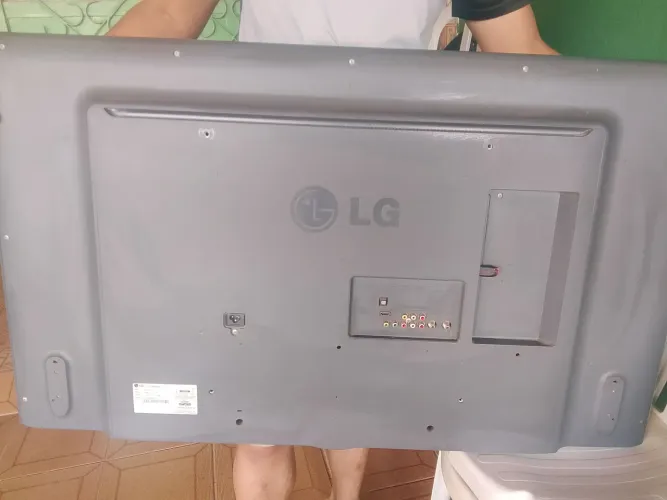 TV LG 47" Full HD (Modelo 47LB5600) - R$ 200 (Para Peças ou Conserto
