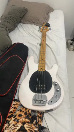 Baixo em perfeito estado só as cordas estao um pouco ruim mas nada q atrapalha