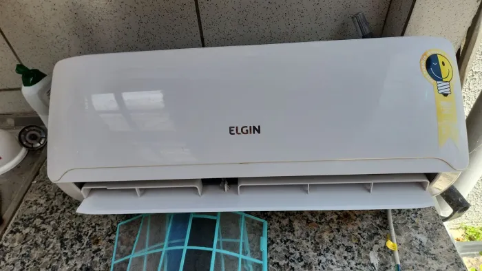 Vendo Ar cond Elgin 9000 btus. Pouco uso.