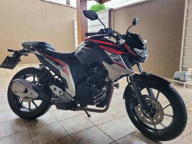 Yamaha FZ25 Fazer com ABS 