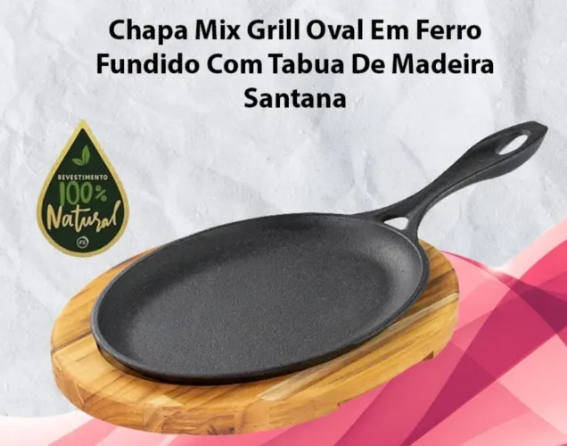 Fritadeira de ferro fundido com tábua de madeira.