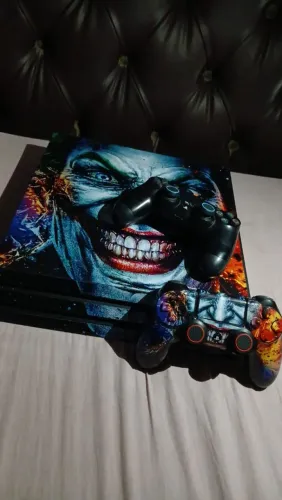 PS4 PRO 1TB ADESIVADO PADRAO CORINGA 
