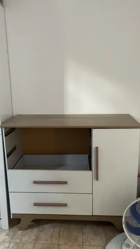 Cômoda de quatro gavetas com portinha e divisão com parte para po no cabide