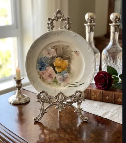 Prato de porcelana pintado a mão antigo