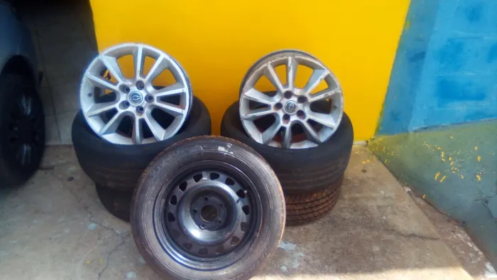 Vende-se jogo de rodas aro 17 5 furos e peças do Vectra elegante / elite
