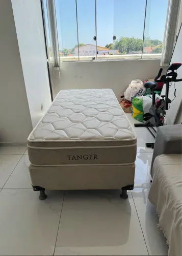 Vendo Cama Box de Solteiro completa (Colchão + Base) da marca Onix, modelo Tanger.