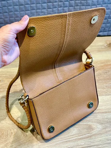AREZZO - Crossbag em couro caramelo