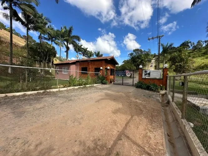 Granja com Açude e terreno de 3280m2 com piscina e obra inacabada à venda por 230.000,00