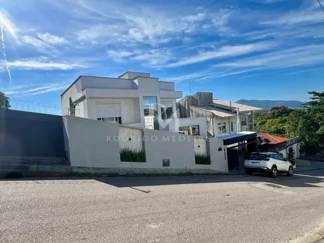 Casa com 4 quartos e vista para o mar no Estreito, Florianópolis