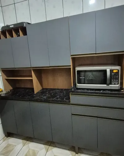 Armário de cozinha de chão muito conservado.