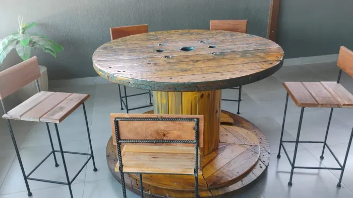 Mesa de carretel com banqueta