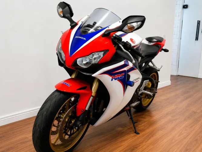 CBR 1000 RR FIREBLADE VENDO OU TROCO SAVEIRO GOL Hb20 Versa Prisma Uno 2018 acima