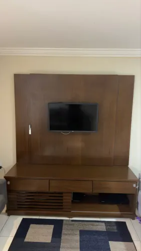 Rack com painel de madeira maciça em perfeito estado