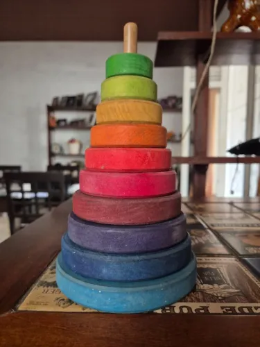 Torre de Empilhar Montessori de Madeira Colorida