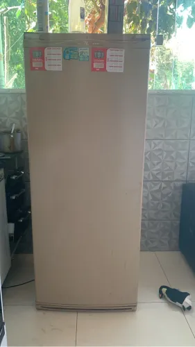 Vendo geladeira em bom estado 150 reais para ir embora logo