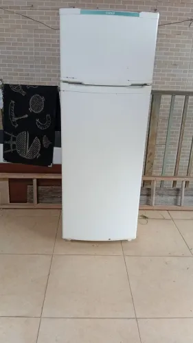 Vende-se uma geladeira usada valor 600