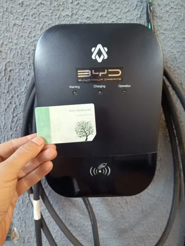 Carregador para carro elétrico BYD - Semi-Novo com cartão de segurança