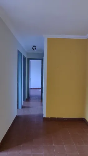 Aluga-se apto Condomínio Afrânio Fialho, próximo ao aeroporto, terceiro andar, Apto amplo.