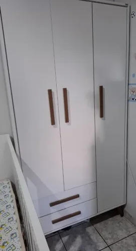 Berço com colchão + Guarda-roupa infantil