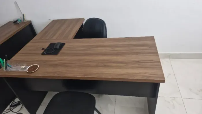 Mesa. Cadeira. Armários