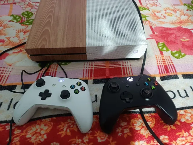 Xbox one S com 2 controles GTA 5 e The Witcher 3.