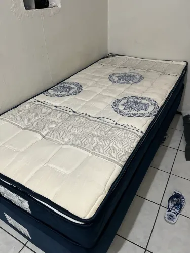 Cama de solteiro completa seminova