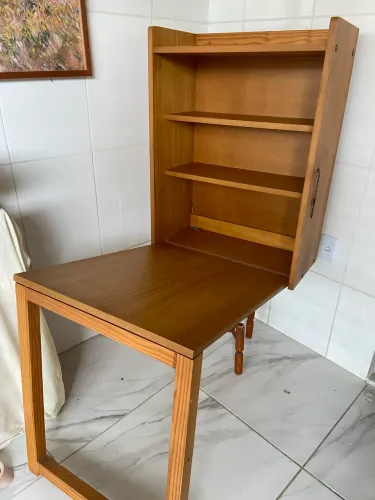 Mesa dobrável com armário