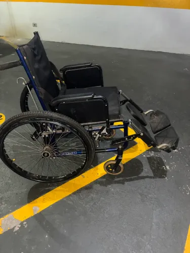 Cadeira de rodas em alumínio dobrável.