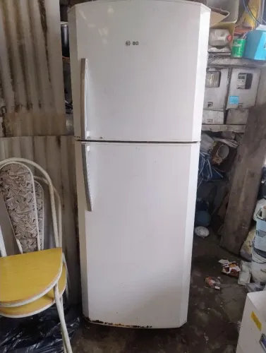 Vende se geladeira para conserto